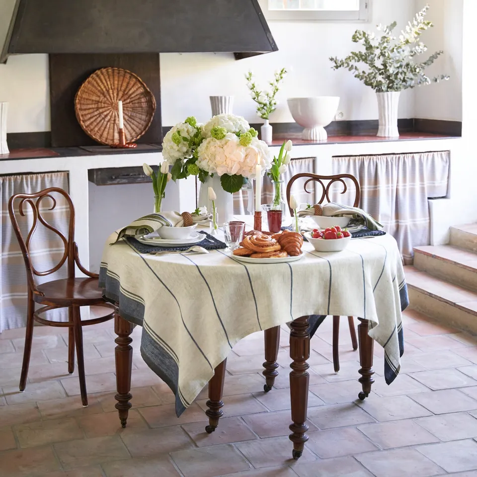 couleur-nature-french-tablecloths-nappe-eze-ivoire-bleu image 1