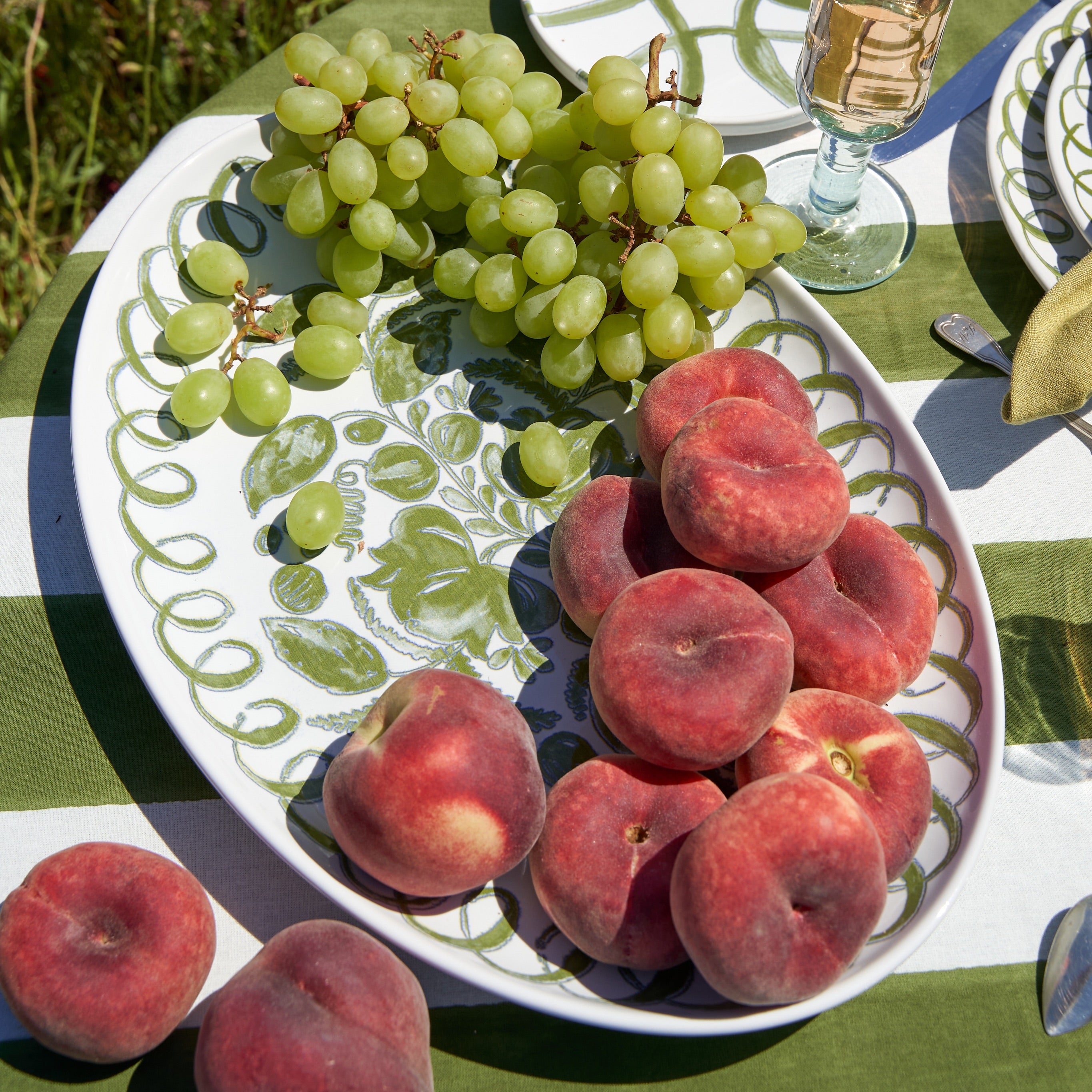 couleur-nature-amalfi-plateau-ovale-c-ramique-blanc-vert-peint-main image 3