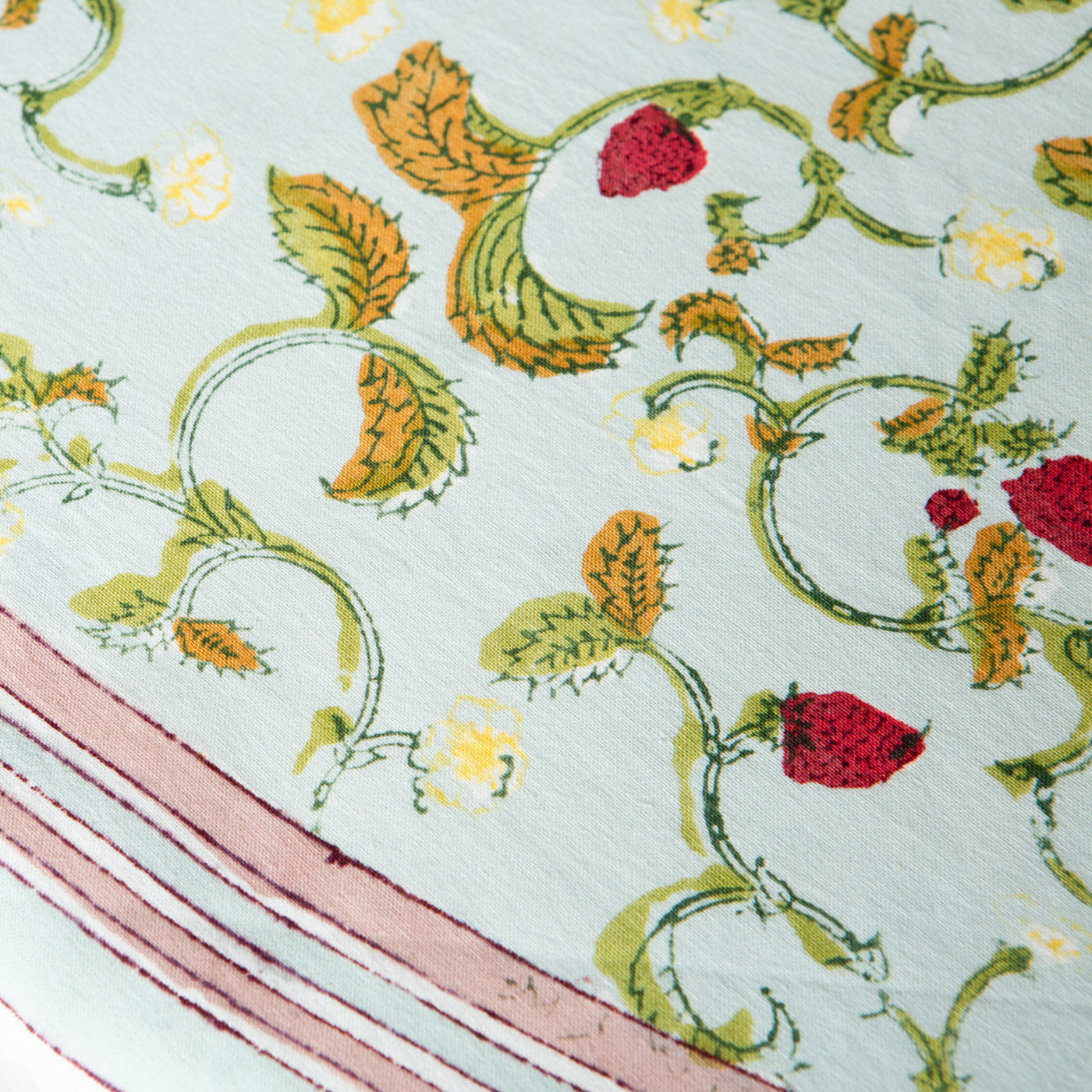 couleur-nature-fraises-des-bois-nappe-bleue-71x106-rectangle image 3