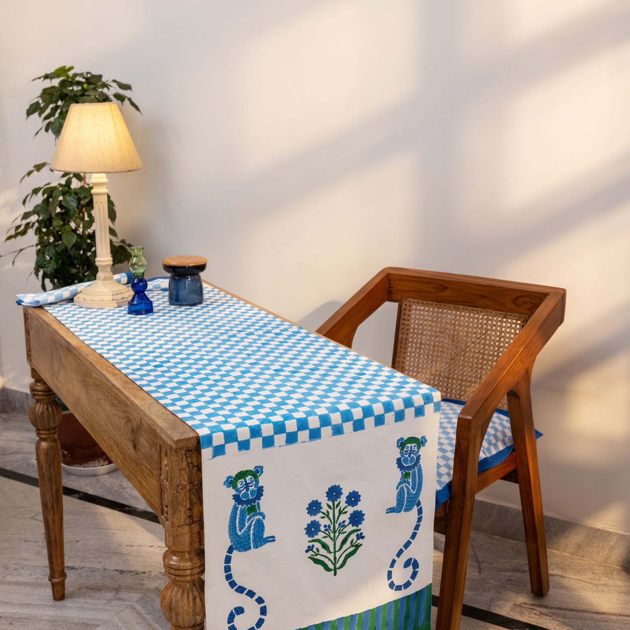 couleur-nature-jeu-de-singes-chemin-table-bleu-coton-16x72 image 5