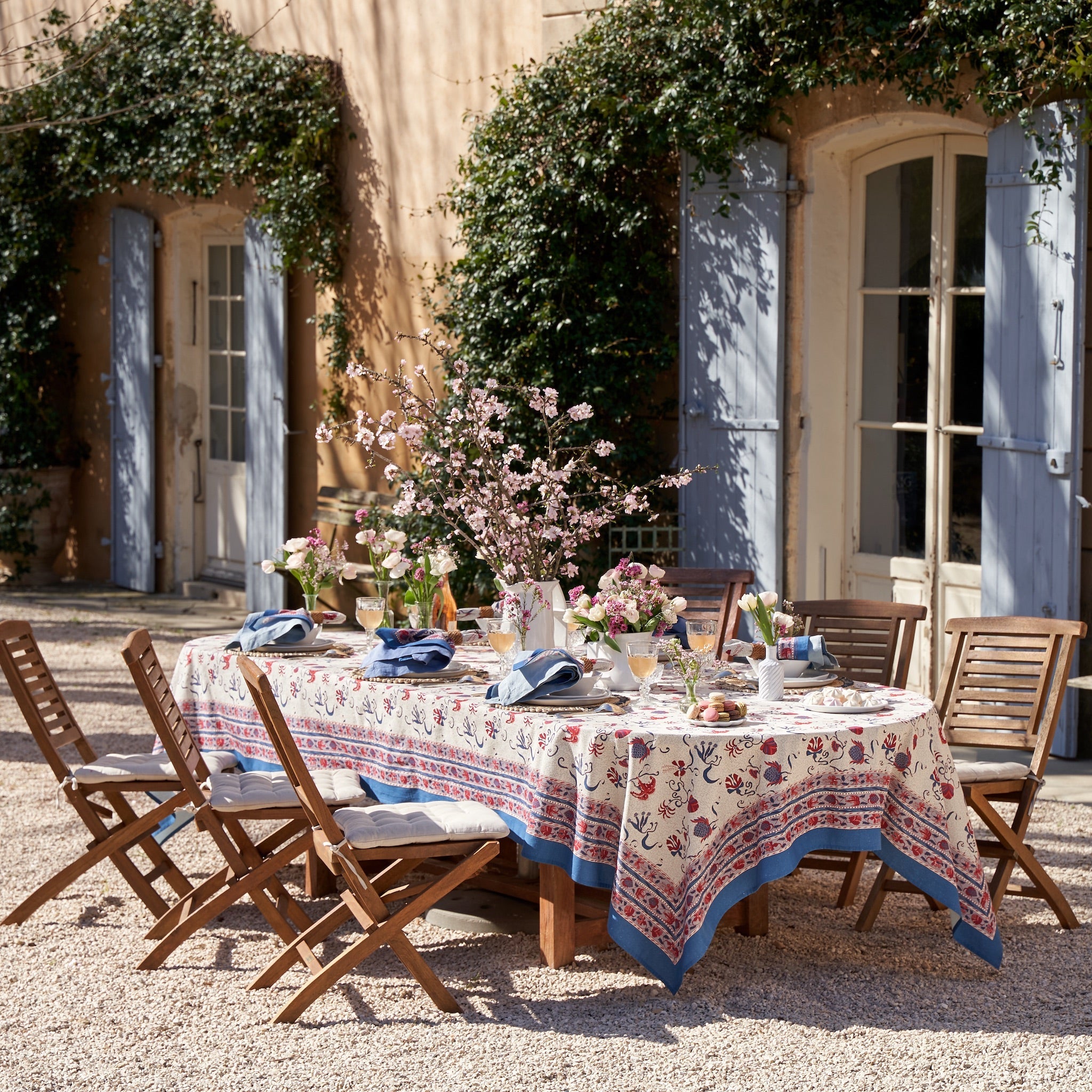 couleur-nature-fleur-des-indes-nappe-coton-bleu-rouge-rectangle image 1