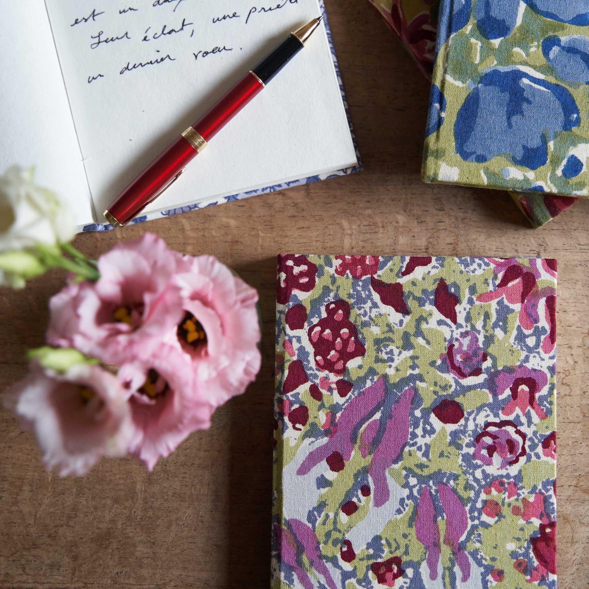 couleur-nature-jardin-carnet-rouge-gris-tissu-recycl image 2